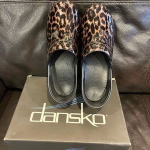Leopard print size 39 women’s Dansko EUC in box